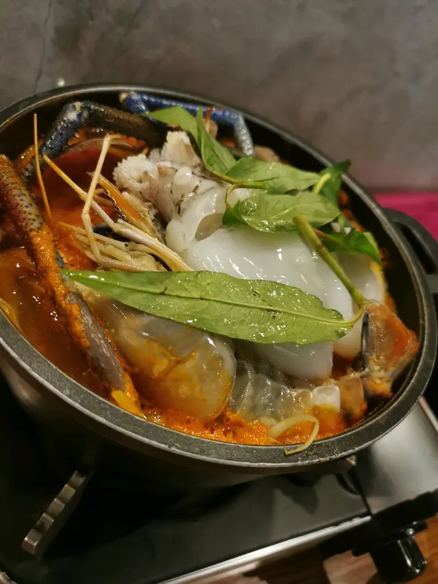 湯內材料豐富,菠蘿味道尤其突出