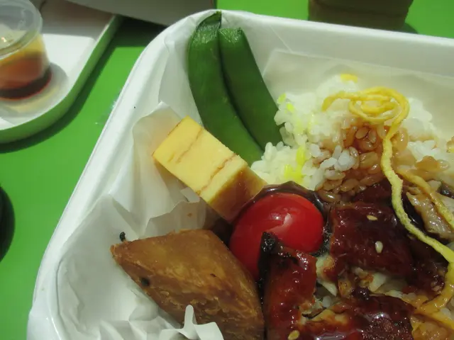 今日專登走和田購買個招牌鰻魚飯便當。用八達通購買便當。個飯盒加杯奶茶都係$66。購買時間每日12時正至下午1時半。逢星期一至星期五。用自動售買機購買。個飯盒温度適中。個飯盒買完走去food court坐位食便當。個便當賣相好正。鰻魚肉好新鮮。加埋醬汁就有日本風。個飯用日本米。食得出同泰國米有唔同。個蛋造到好美觀。食落好彈牙。杯自家製奶茶好滑好飲。下次要試下自家製中湯。