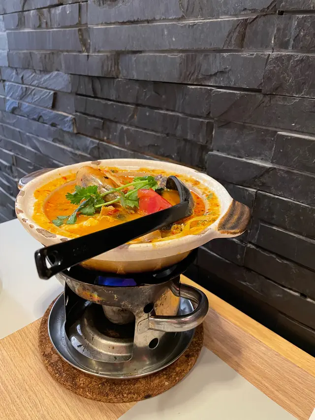 湯好飲，正宗，仍細心有個爐幫你熱住D湯。但湯不夠辣，湯內只有數粒蘑菇及一隻半的蝦