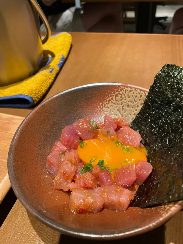 醬汁吞拿魚生配蛋