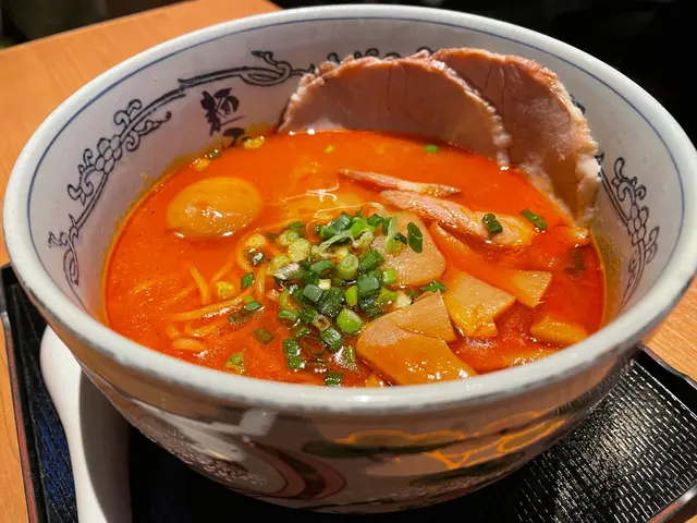 拉麵非常硬，湯唔夠熱，只係食咗一半就完成唔到