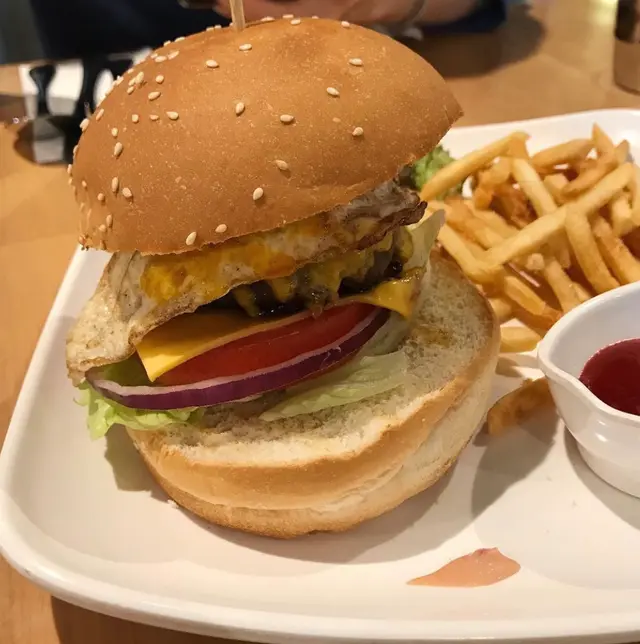 牛肉漢堡配薯條沙律