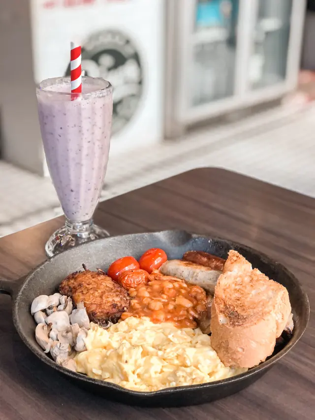 中文係英國佬早餐 完全係外國人份量 有兩隻蛋 可以揀煎或者炒 今次就試咗炒蛋 都幾香滑唔會太油膩 另外有兩塊煙肉 兩條腸仔 焗豆 蕃茄 蘑菇 牛油多士 煙肉稍為有啲鞋同埋韌 薯餅可能因為加咗好多洋蔥 所以都有少少辣