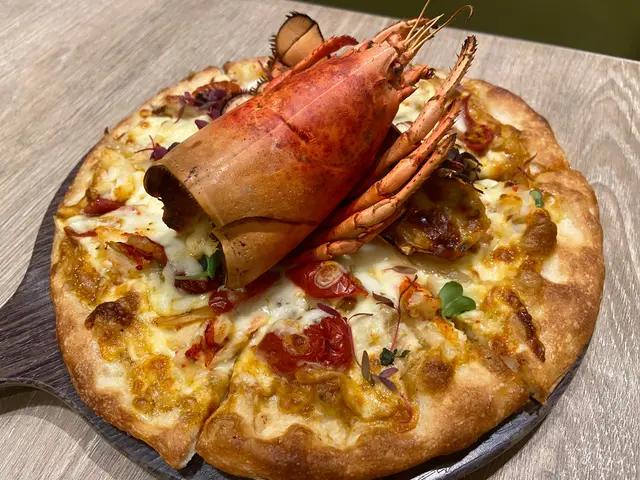 原隻火焰焗釀龍蝦🦞披薩