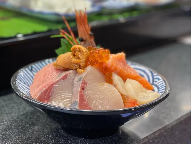 刺身多過飯，海膽超鮮甜，拖羅食落口油脂浪浪下，全部刺身都好厚身大塊！