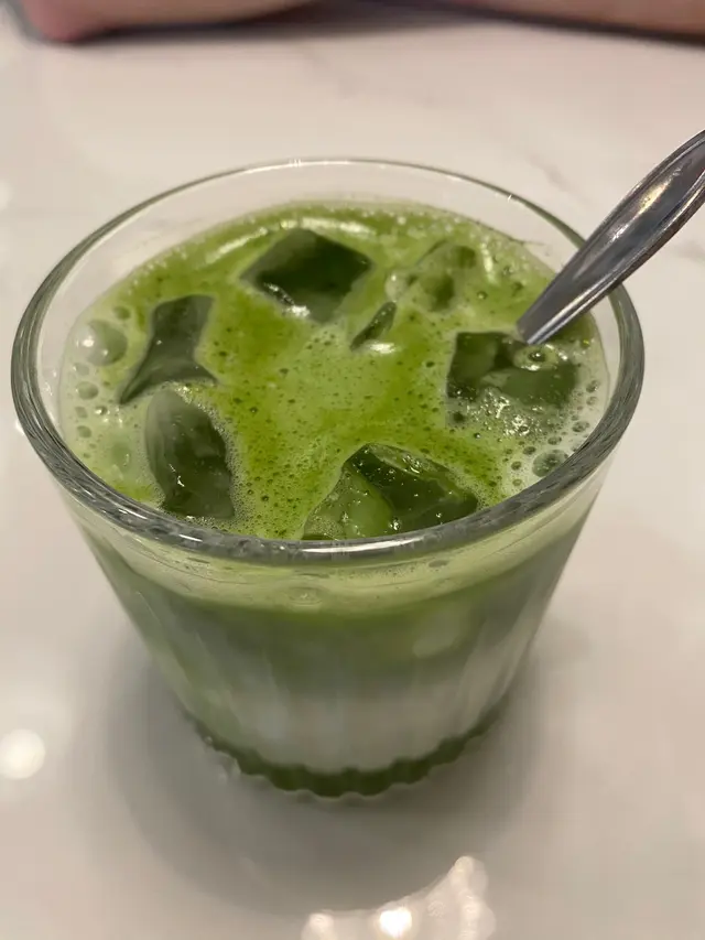 牛奶有全脂奶同脫脂奶可以揀，今次揀咗全脂奶，配合抹茶粉，飲落好滑又唔會太甜，抹茶又香濃，恰到好處