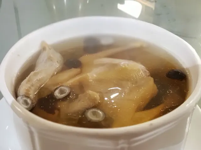 原鼎海椰皇仔燉鷓鴣黑毛豚肉湯