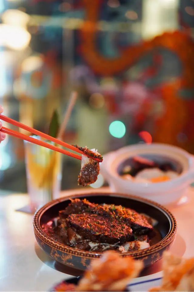 香煎澳洲和牛臉，配沙嗲金菇汁，櫻花蝦煎腸粉