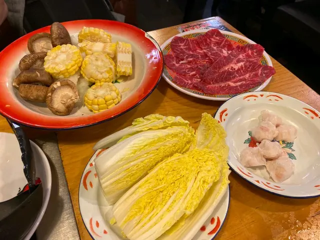 冬菇粟米娃娃菜手打墨魚丸肥牛