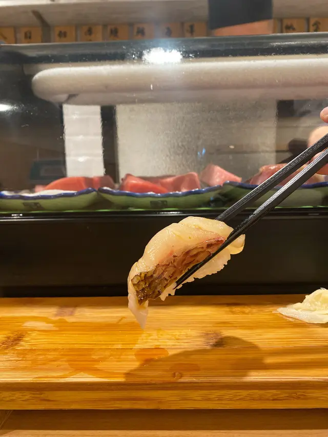 蜜柑鯛的飼料中加入了蜜柑皮, 所以食既時候會散發出淡淡的蜜柑味,沒有魚腥味,十分易入口