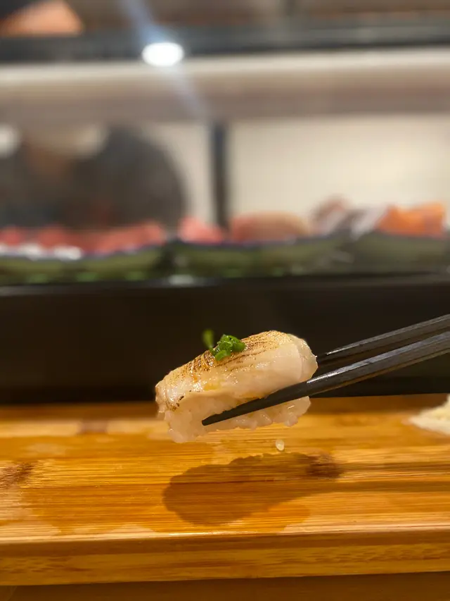 第一次吃銀鱈魚刺身、想不到魚肉這麼結實、好爽口又鮮甜 。