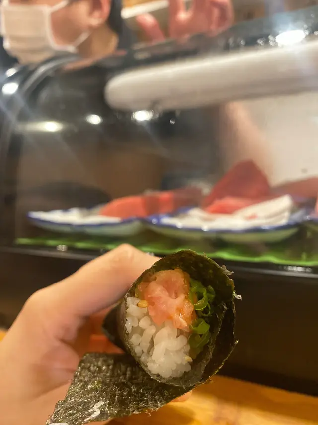 吞拿魚腩蓉肉質軟綿, 入口即融,配上脆口的紫菜並加上芝麻、蔥花,令手卷更香,口感更豐富。