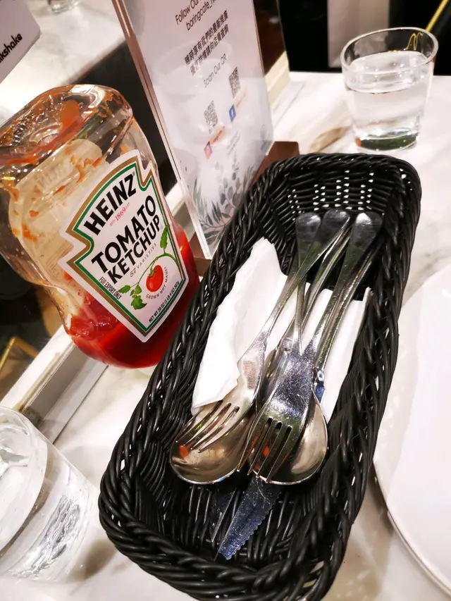 餐具及蕃茄汁放在枱面任取