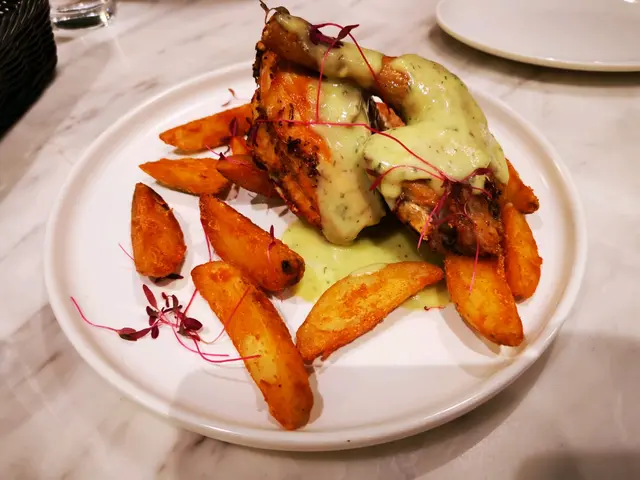 香草牛油汁非常香甜，而燒春雞燒得香脆