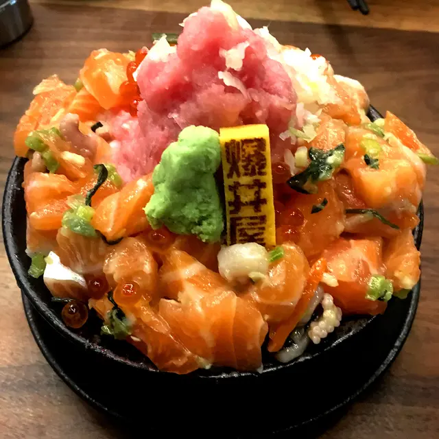 三文魚火山盛丼