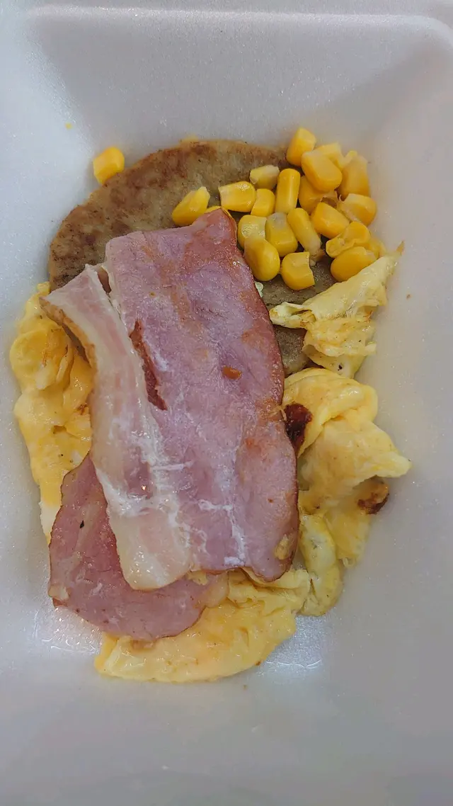 漢堡扒無煎香
炒蛋係過熟蛋皮
煙肉煎左一瞬間