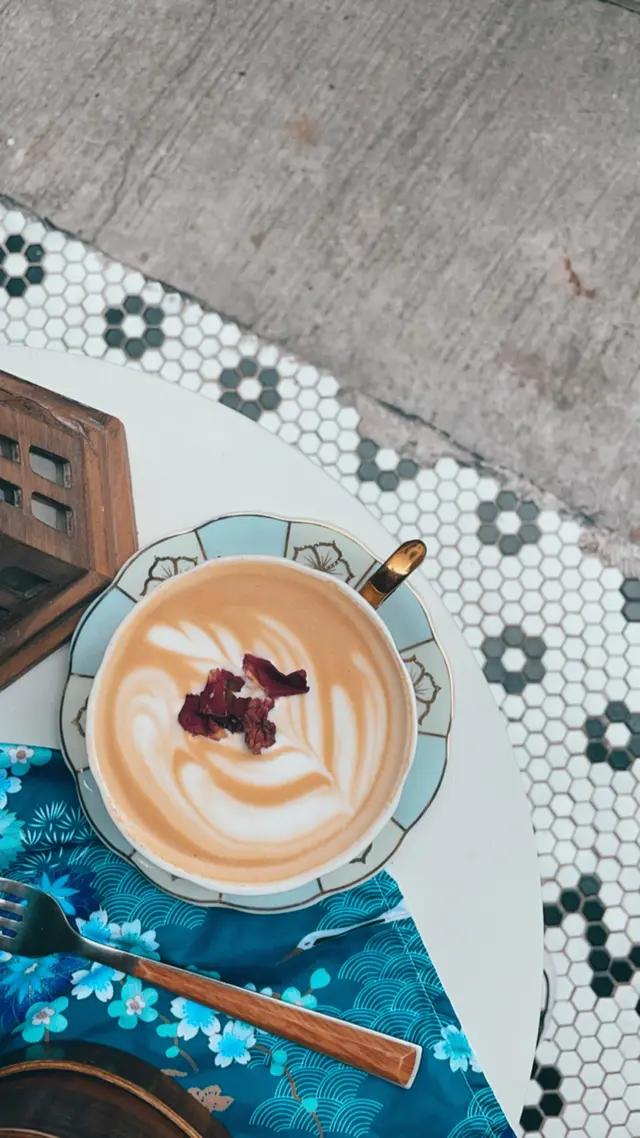 玫瑰香嘅牛奶咖啡，百喝不厭。