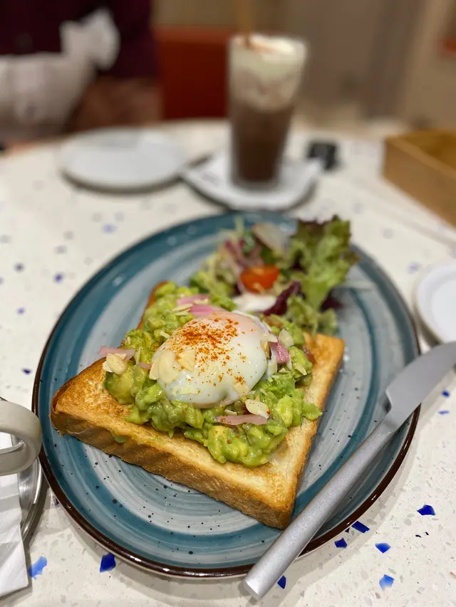 牛油果三文治配慢煮雞蛋 