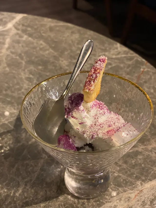 椰子雪糕配風乾鳳梨及紫糯米