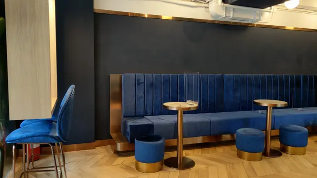 以藍色為主調，貼合店名 <Bluebird>