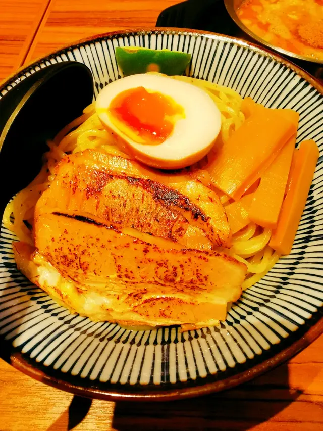 沾麵配料有叉燒，流心蛋，竹筍