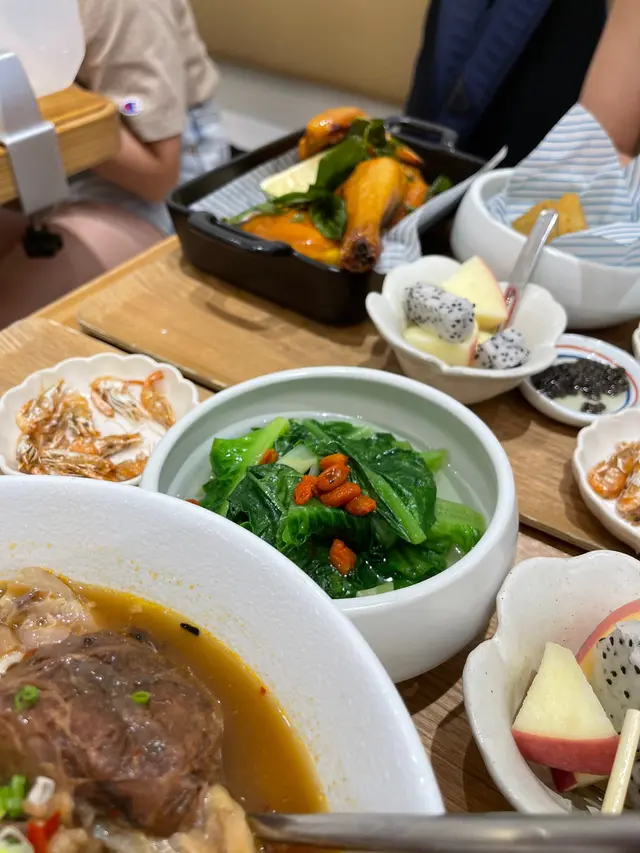 呢個絕對CP  值爆標  顏值 同味道兼備  雞皮薄而脆  怕肥人士都可享受連皮食既快感  肉質嫩滑  配搭紫蘇葉點綴  誠意十足  最驚喜係薯餅內有菠菜 芝士  一口size  老婆都大讚很可以