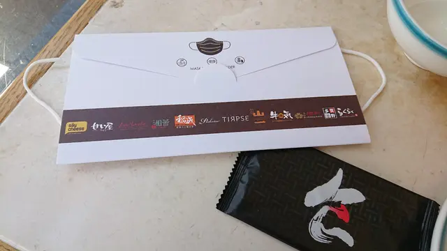 餐廳也提供口罩存放的紙張，十分體貼。