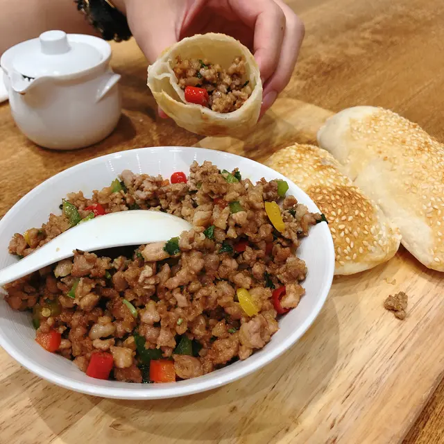 香葉肉碎配叉子