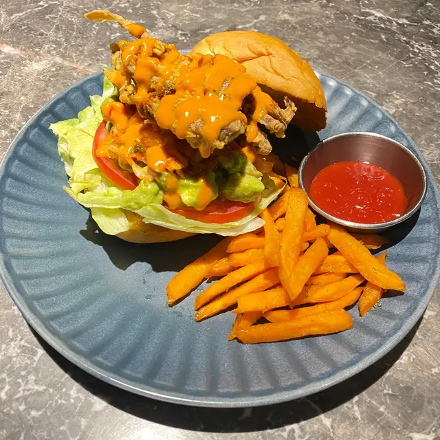 香脆軟殼蟹漢堡包配牛油果，泡菜，蕃薯條