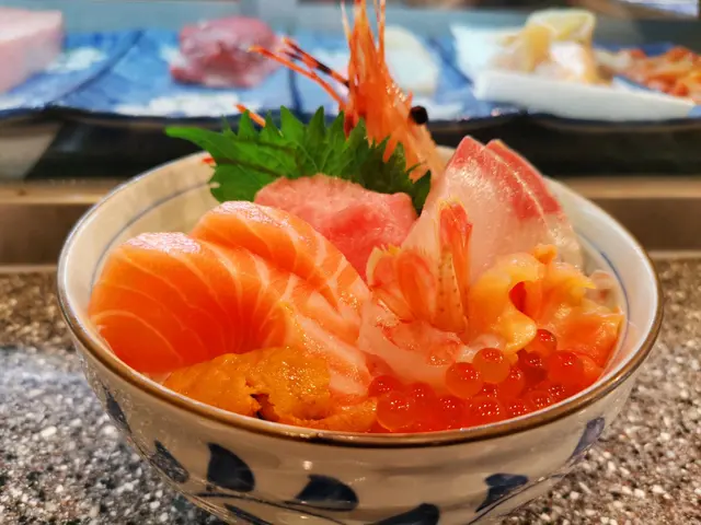 有拖羅、油甘魚、赤貝、牡丹蝦、海膽、三文魚及三文魚籽，用料豐富