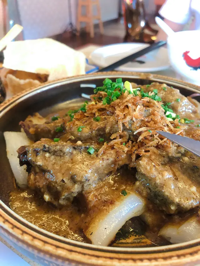 香煎澳洲和牛臉，配沙爹金菇汁，櫻花蝦煎腸粉