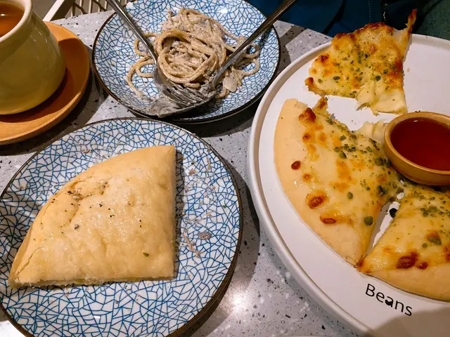 開心果馬蘇里拉芝士薄餅配蜂蜜