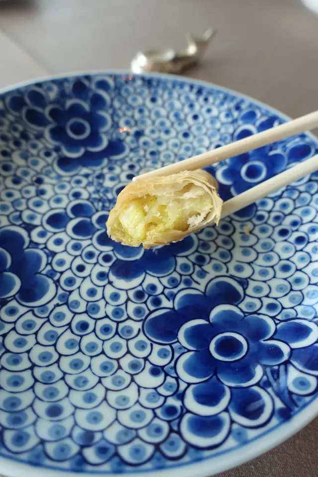 外層薄而酥脆,鎖住醬汁及保留魚肉水份,餡料豐足