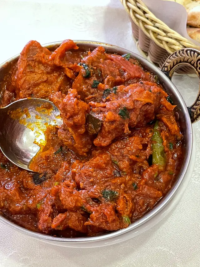 呢一道菜係將咖喱煮入去羊肉本身，所以食落口比一般咖喱更加咖喱。係一個將羊肉煮成咖喱，將咖喱煮正羊肉嘅概念