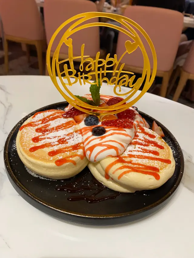 雜莓醬有點過甜，味道與梳乎厘似乎也不太相乎  （P.S.  Happy  Birthday牌是自備的，但留意到可預先通知餐廳在甜品上 寫字及加蠟燭）