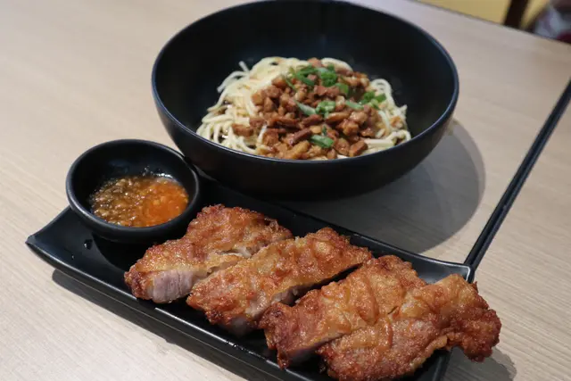 香酥排骨拼滷肉撈麵