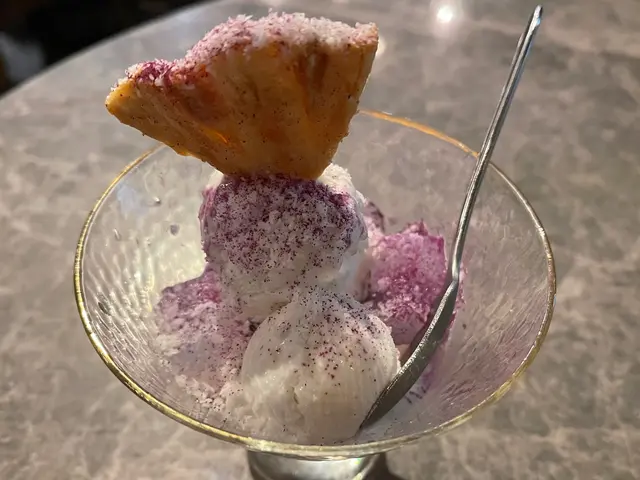 椰子雪糕配風乾鳳梨及紫糯米
