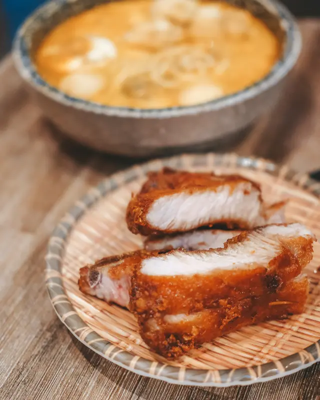 厚切豬扒配喇沙摻摻