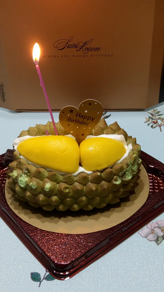 表面唧成綠色的榴槤殼，輕柔軟滑不甜膩