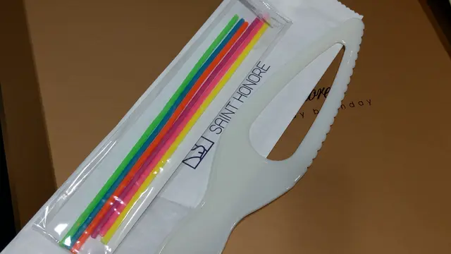 另附有彩色幼枝蠟燭及膠刀