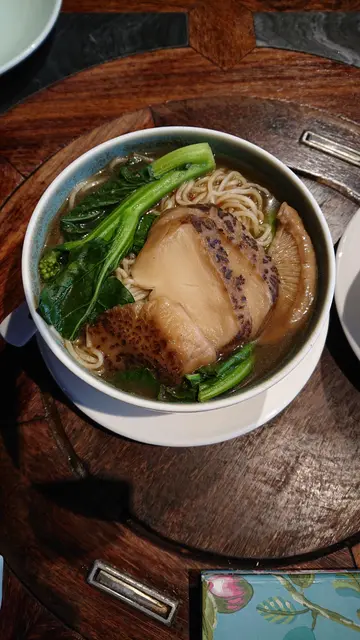 菜遠香菇湯拉麵