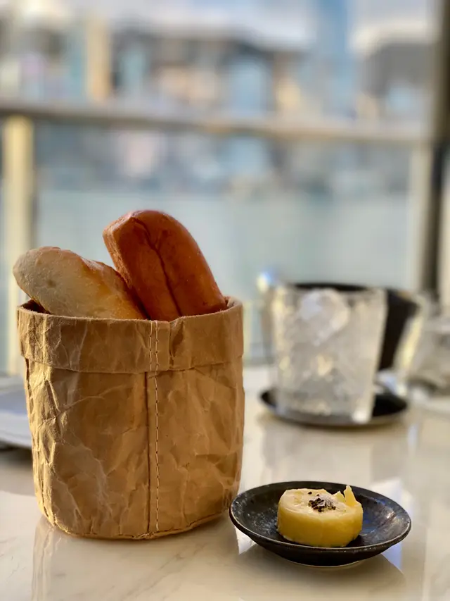 麵包籃款式只有兩種，不過熱辣辣上枱，亦都有加咗鹽同胡椒粉嘅牛油，同埋唔夠可以再叫。