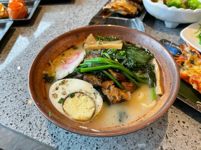 黑蒜油豬軟骨拉麵
