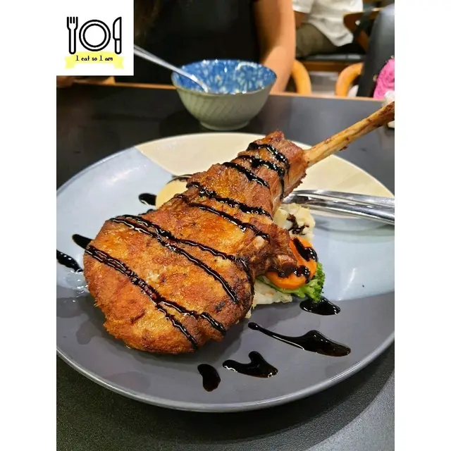 斧頭豬扒配蘋果蓉黑醋醬