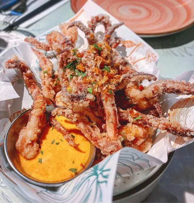 酥炸魷魚鬚配韓式泡菜醬