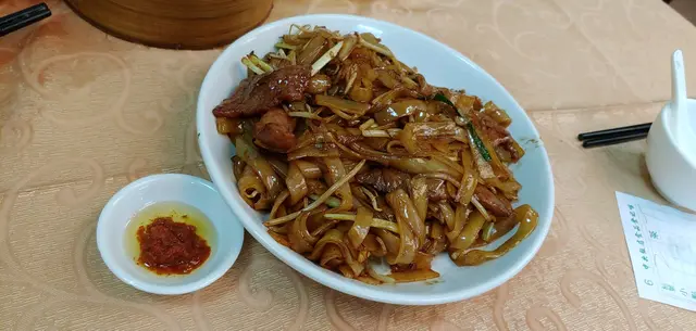 除咗牛河本身好味之外, 伴食嘅辣醬香而不辣非常之配合個油河。