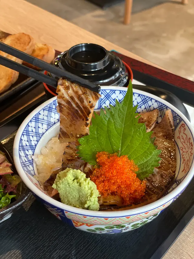 霜燒三文魚醬油漬丼