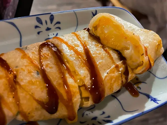 包咗爆滿嘅芝士同粟米粒