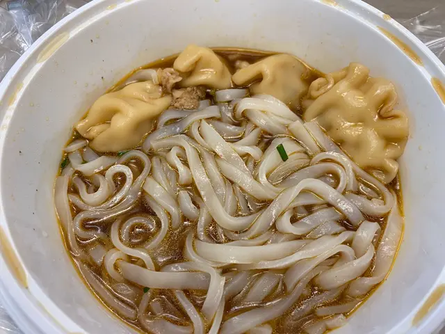 牛肉湯麵配高麗菜餃子