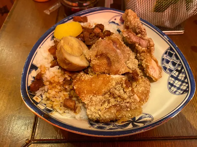 香酥雞扒滷肉飯